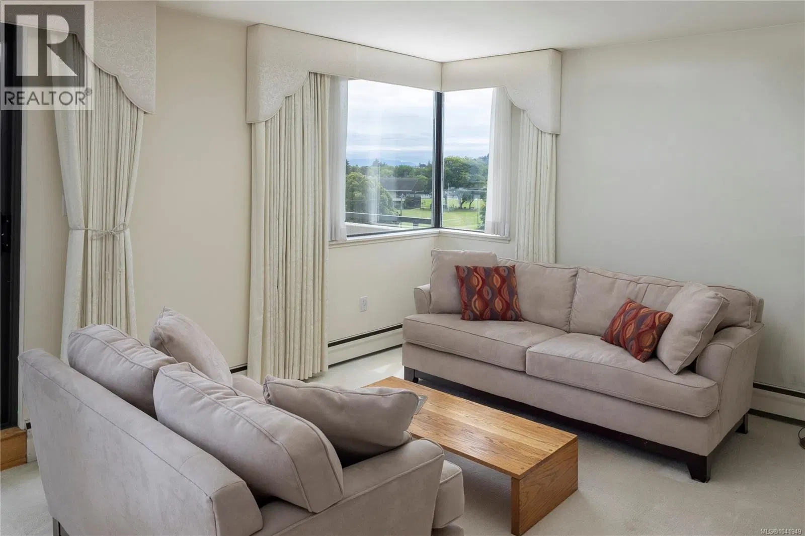 Photo 4 of 29 at #603 – 1420 Beach Drive