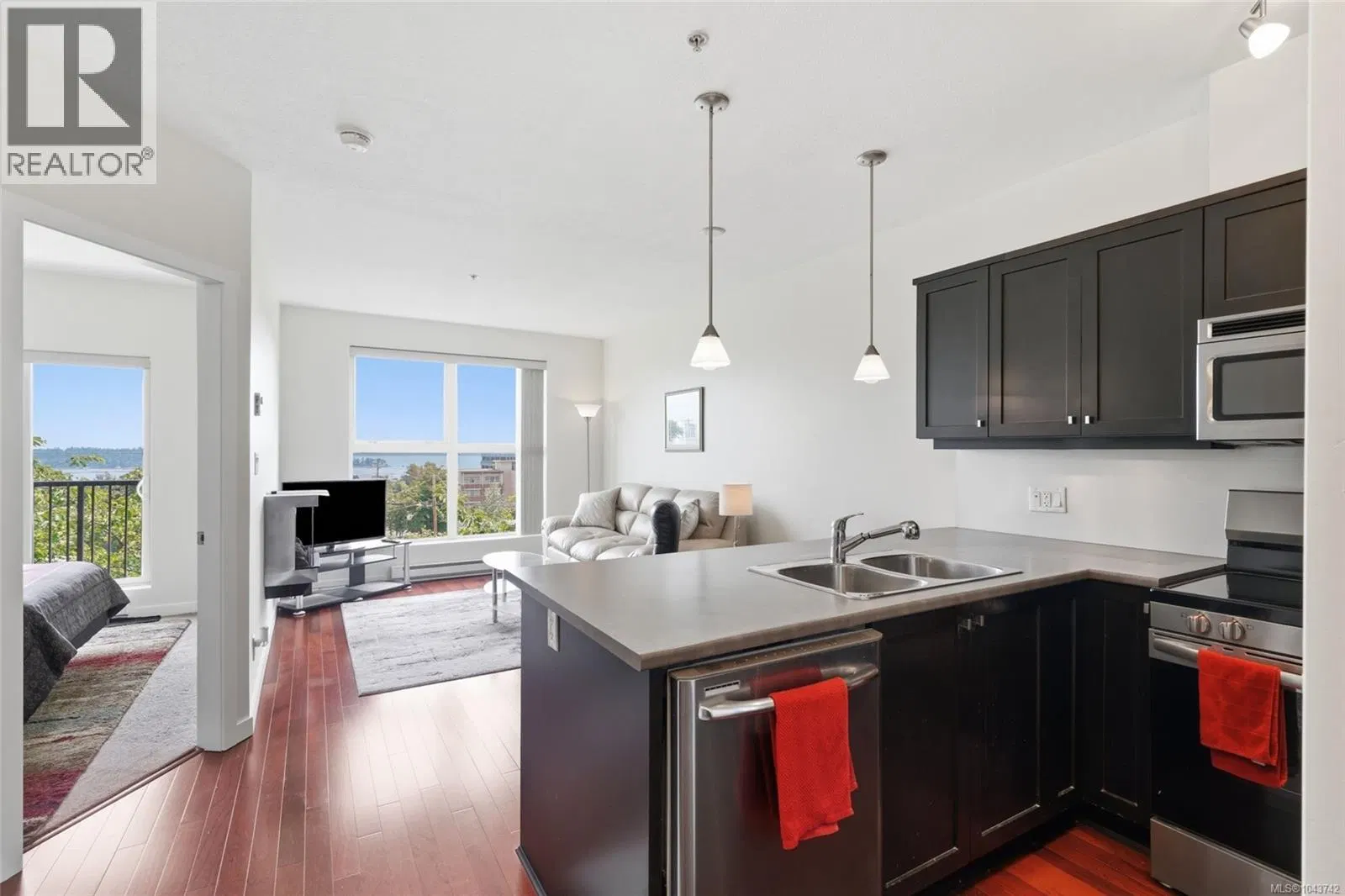 Photo 4 of 36 at #304 – 555 Franklyn Street