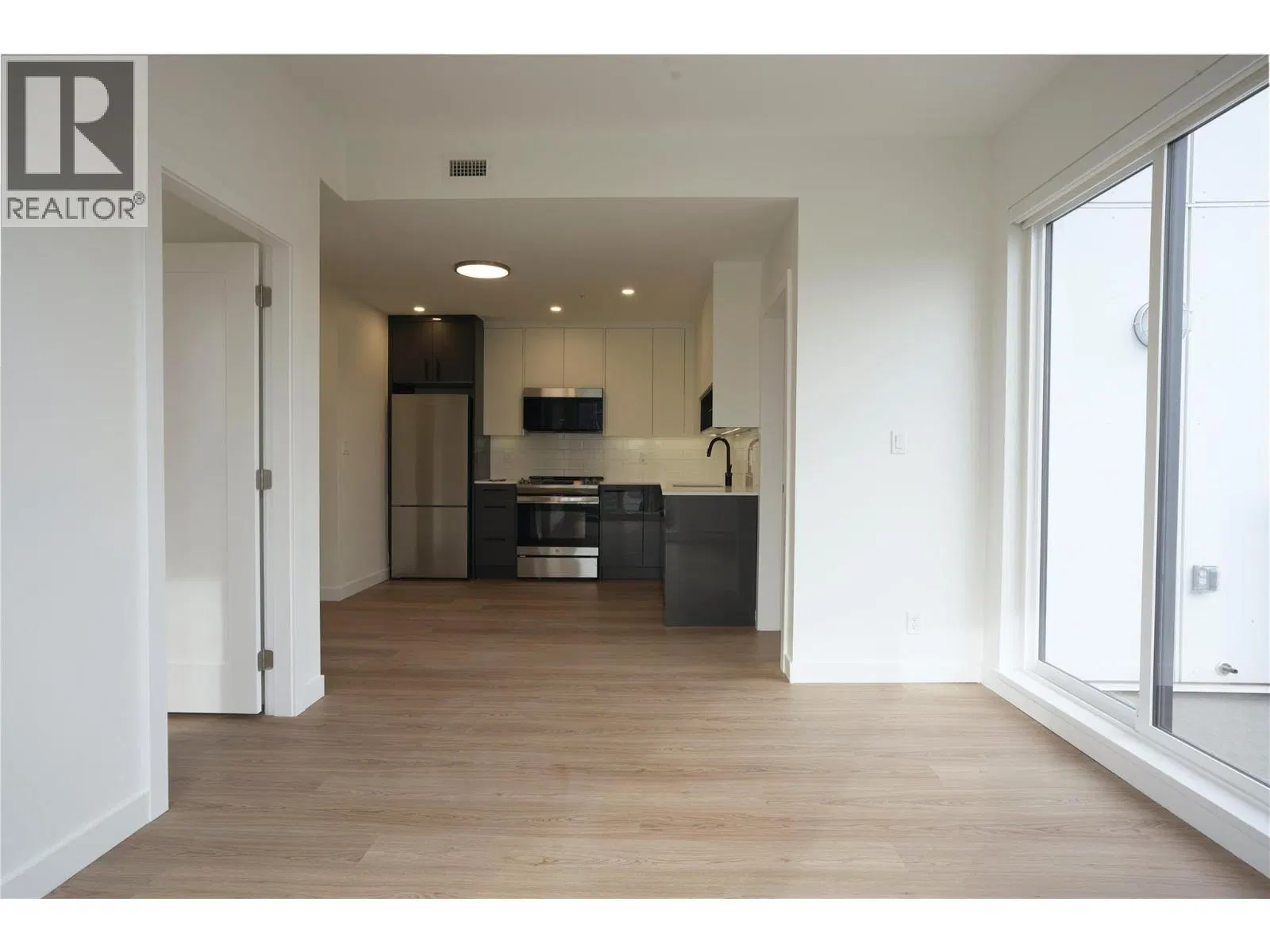 Photo 3 of 19 at #418 – 1380 Pridham Avenue