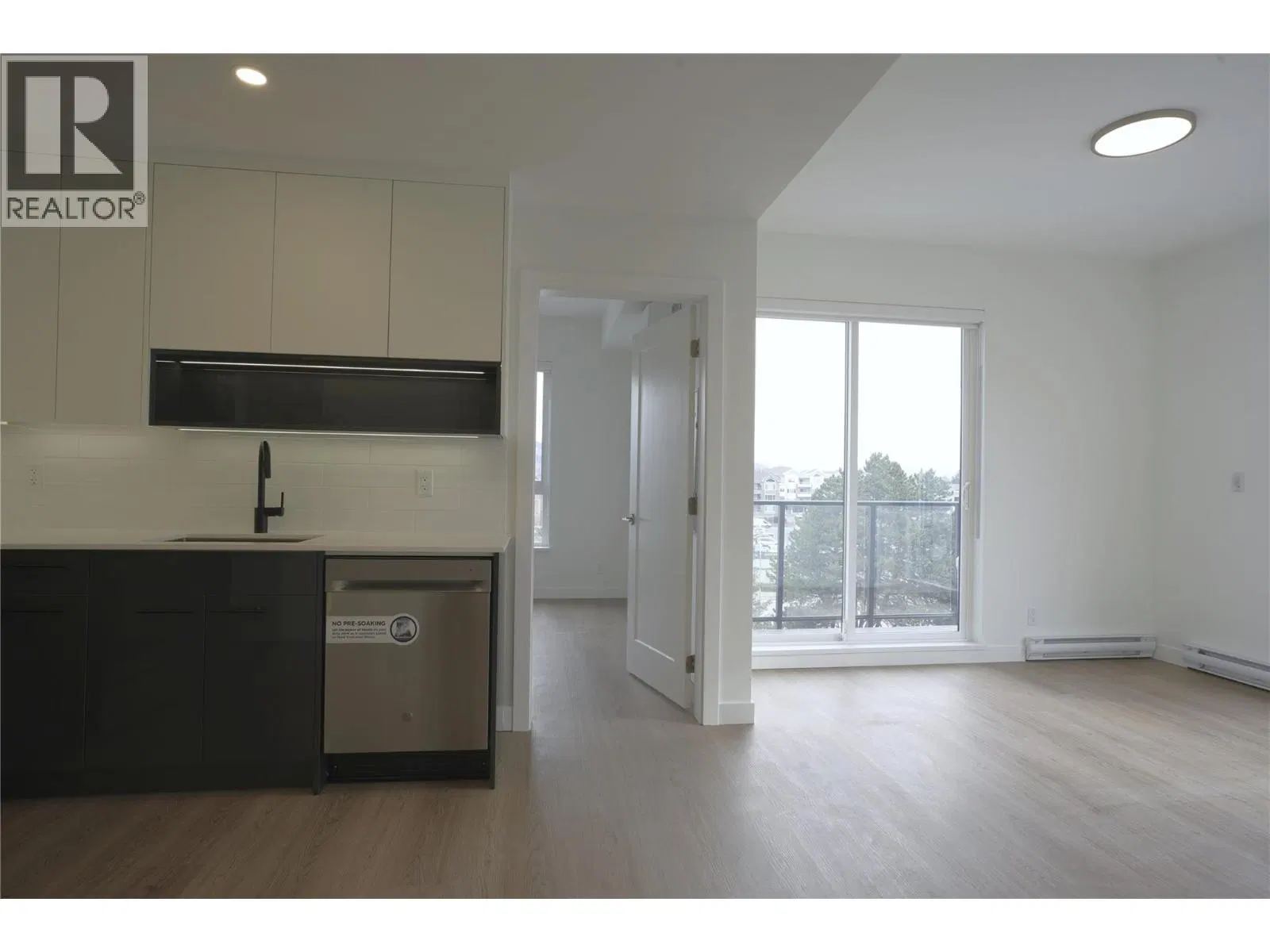 Photo 4 of 19 at #418 – 1380 Pridham Avenue