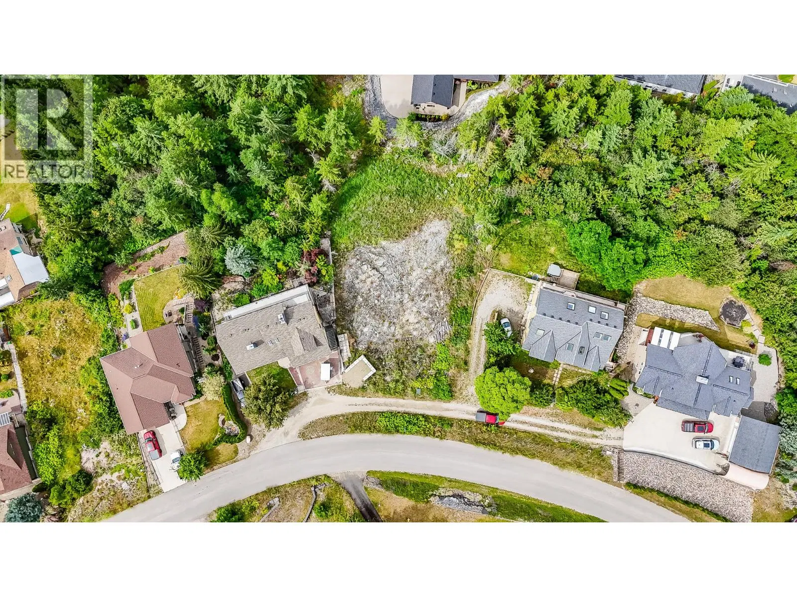 Photo 3 of 12 at 2361 Mount Tuam Crescent