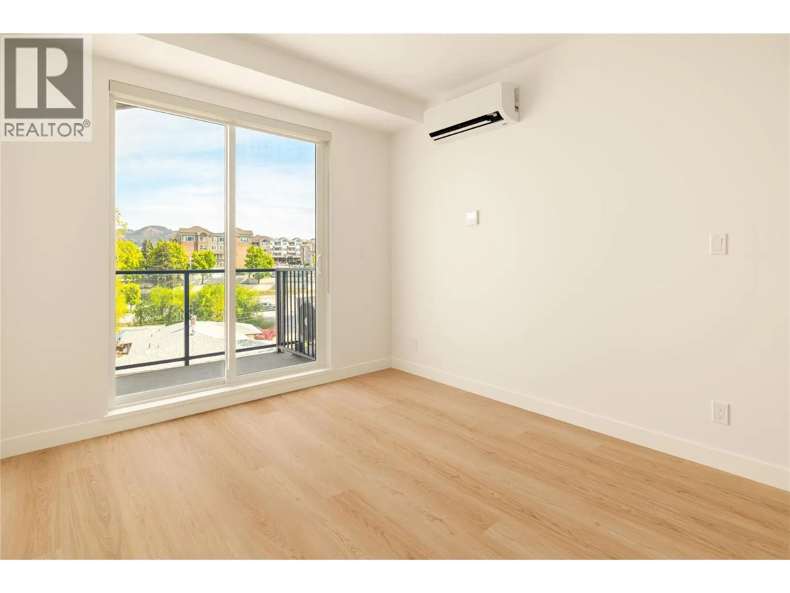 Photo 2 of 34 at #415 – 1380 Pridham Avenue