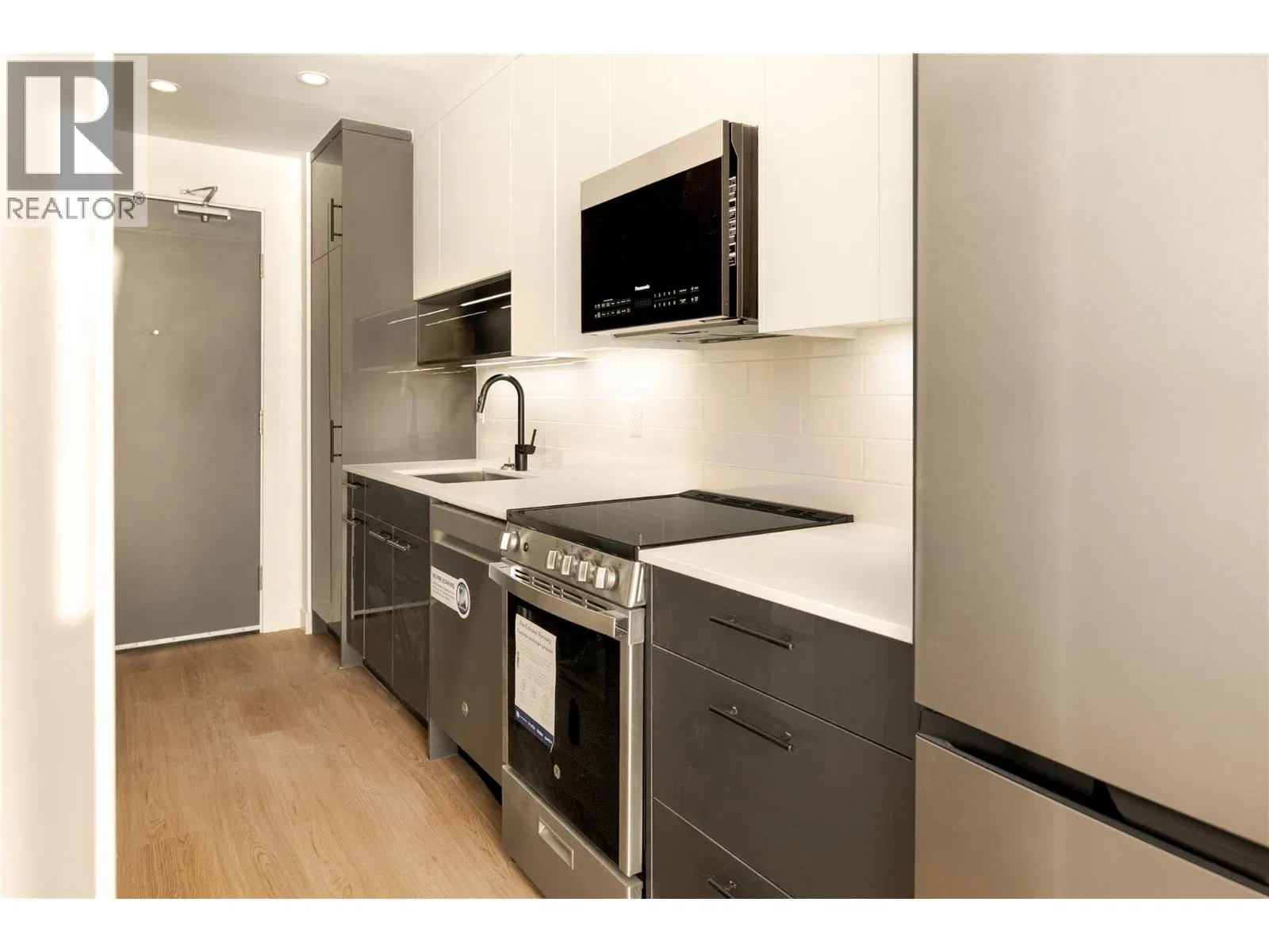 Photo 5 of 34 at #415 – 1380 Pridham Avenue