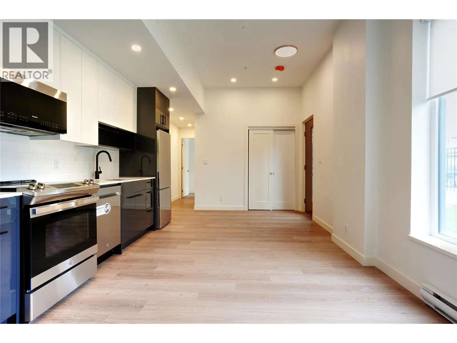 Photo 4 of 21 at 1361 Belaire Avenue