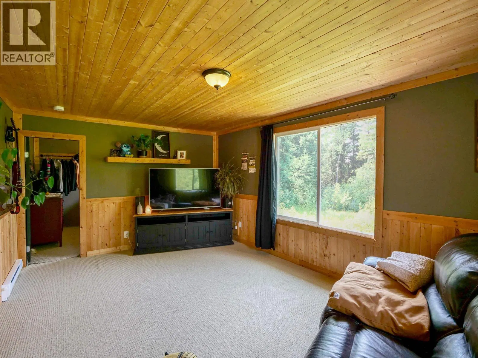 Photo 4 of 39 at 3861 HILLCREST Road