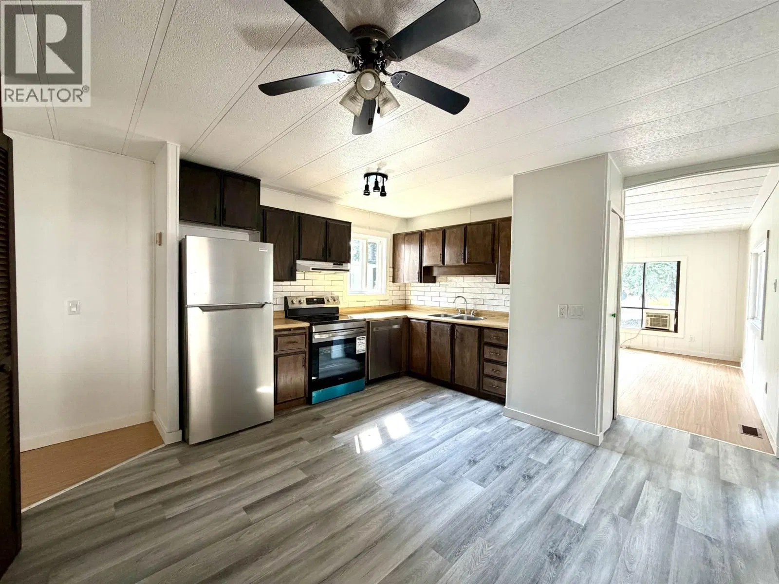 Photo 5 of 12 at #9 – 4620 LOWRIE Avenue
