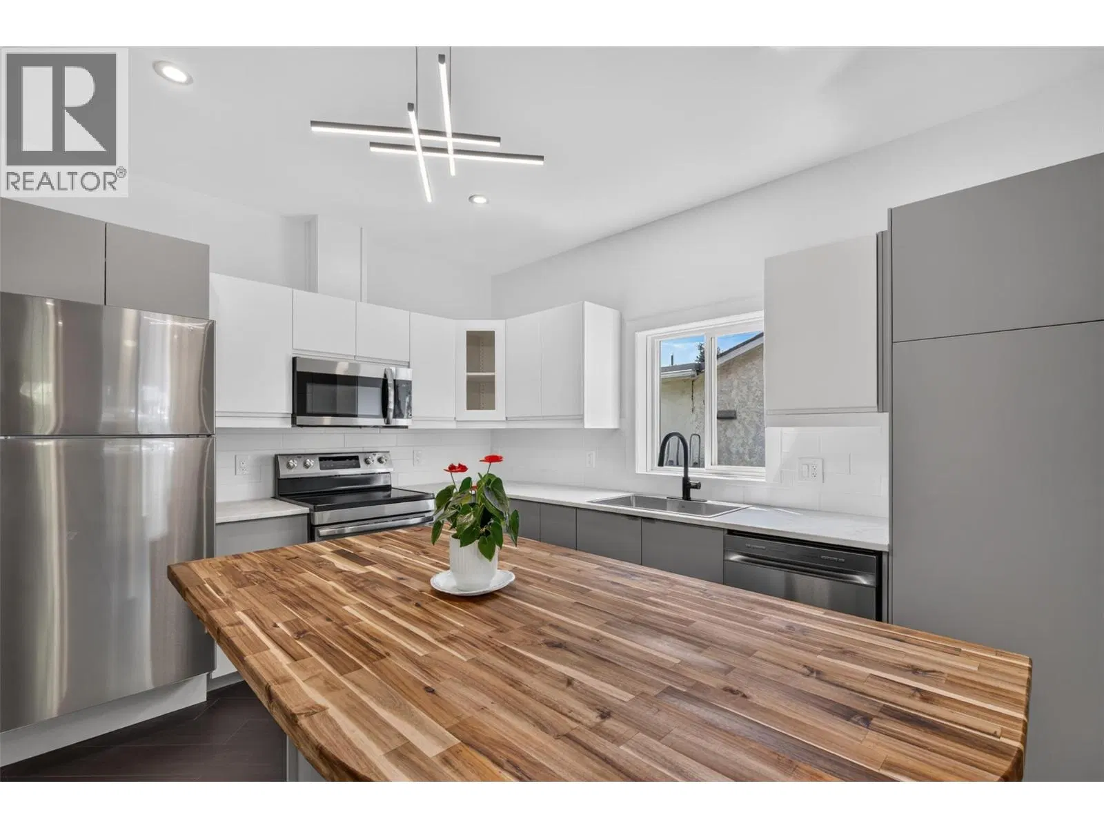 Photo 5 of 46 at 630 Okanagan SE Avenue