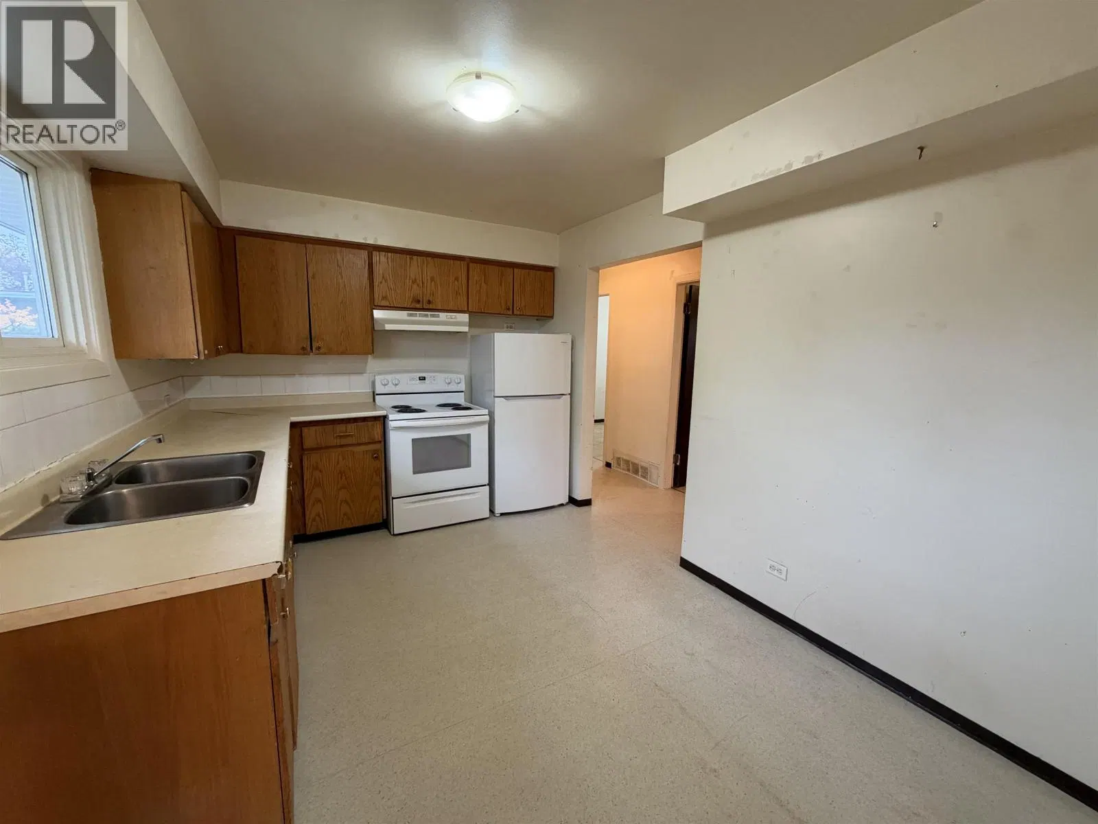 Photo 4 of 21 at 295 MOFFAT Street