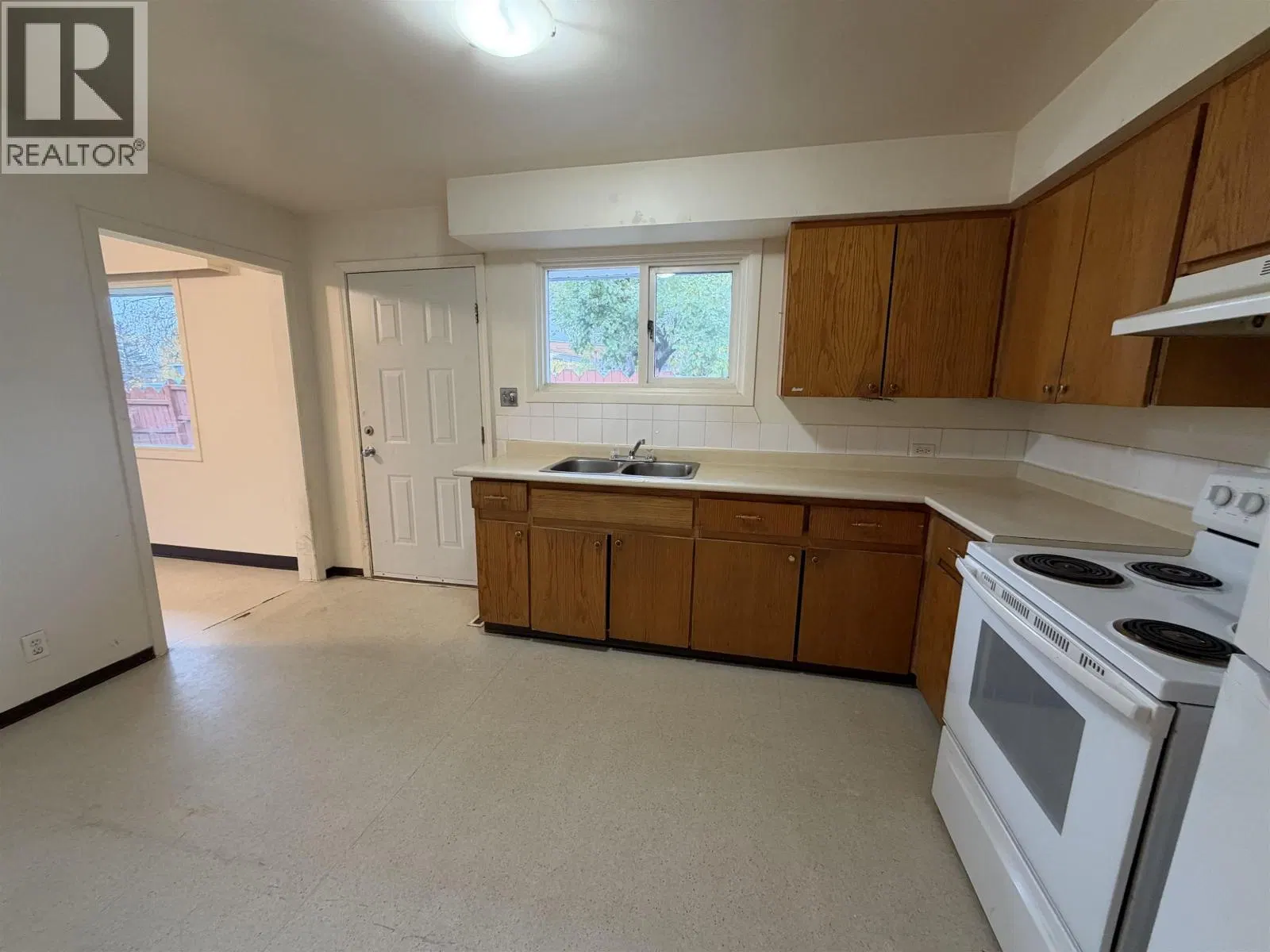 Photo 5 of 21 at 295 MOFFAT Street