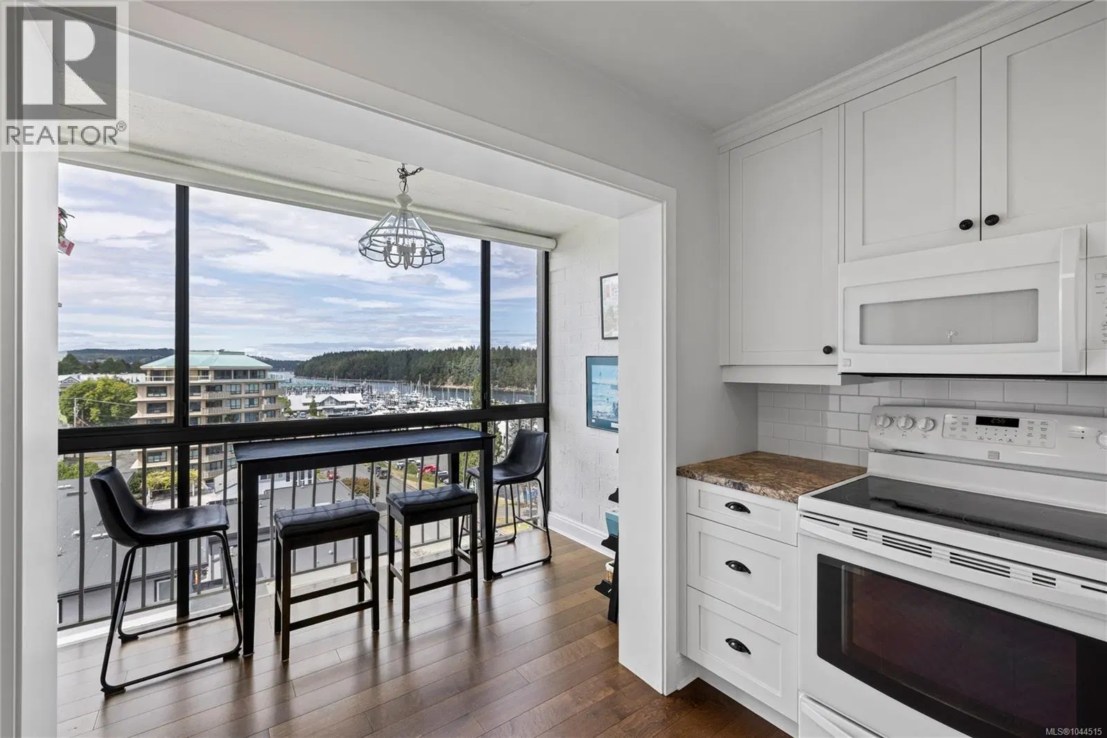 Photo 5 of 51 at #804 – 33 Mt. Benson Street