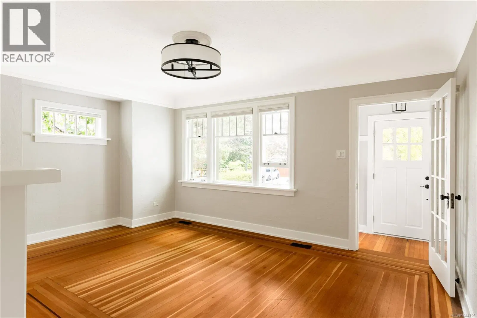 Photo 3 of 38 at 2168 Bartlett Avenue