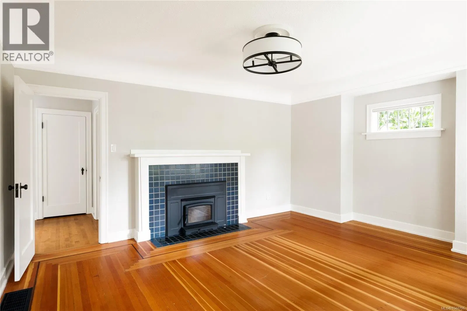 Photo 4 of 38 at 2168 Bartlett Avenue