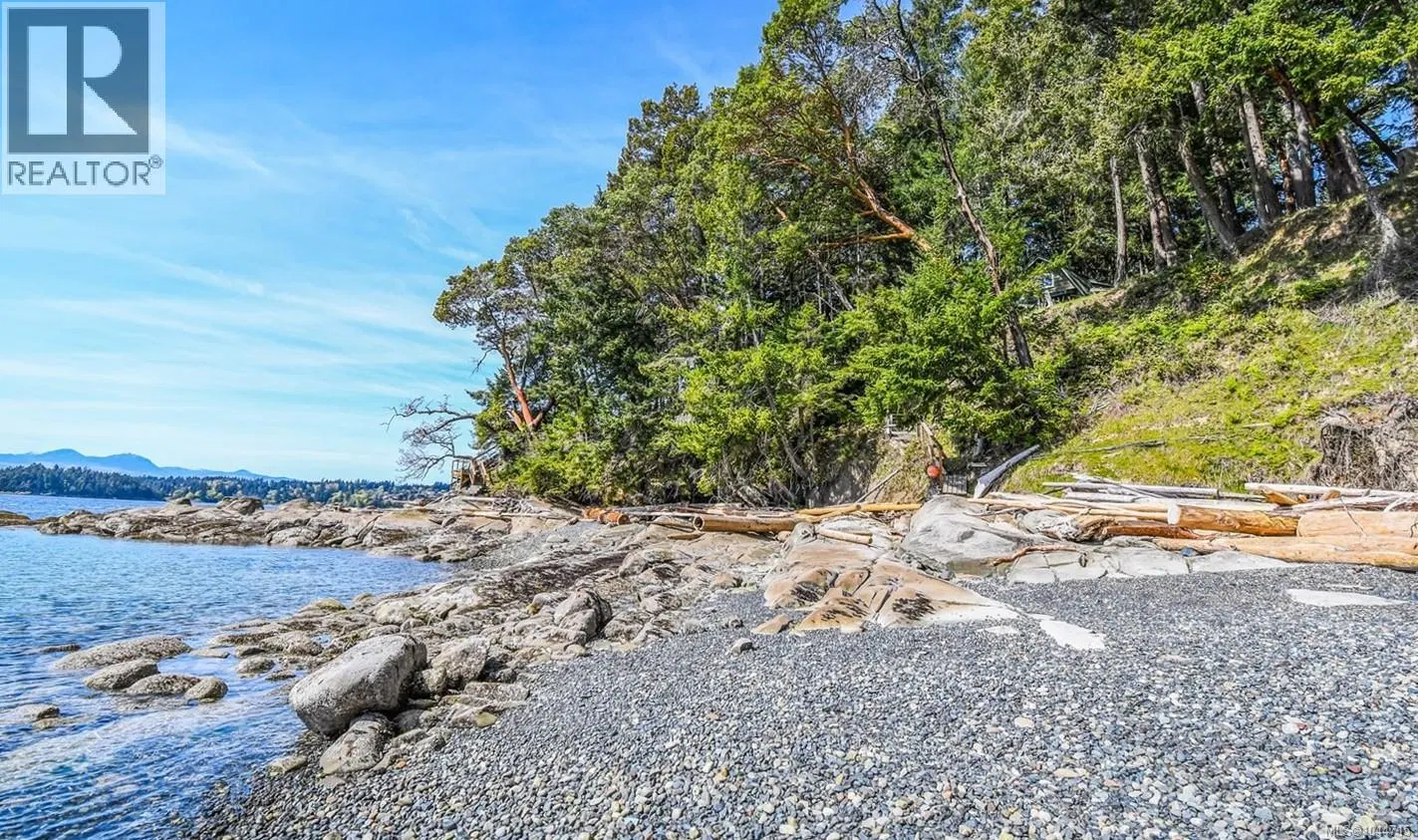 Photo 4 of 54 at 919 Salal Drive