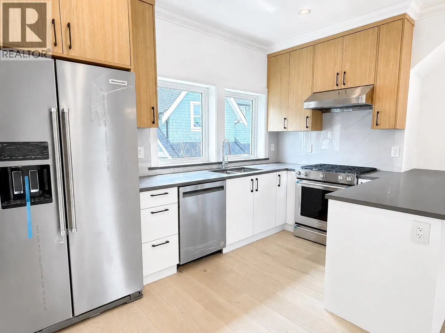 Photo 4 of 28 at 1421 East 27TH Avenue