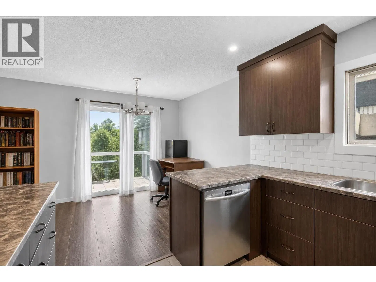 Photo 5 of 27 at 4202 16 Avenue