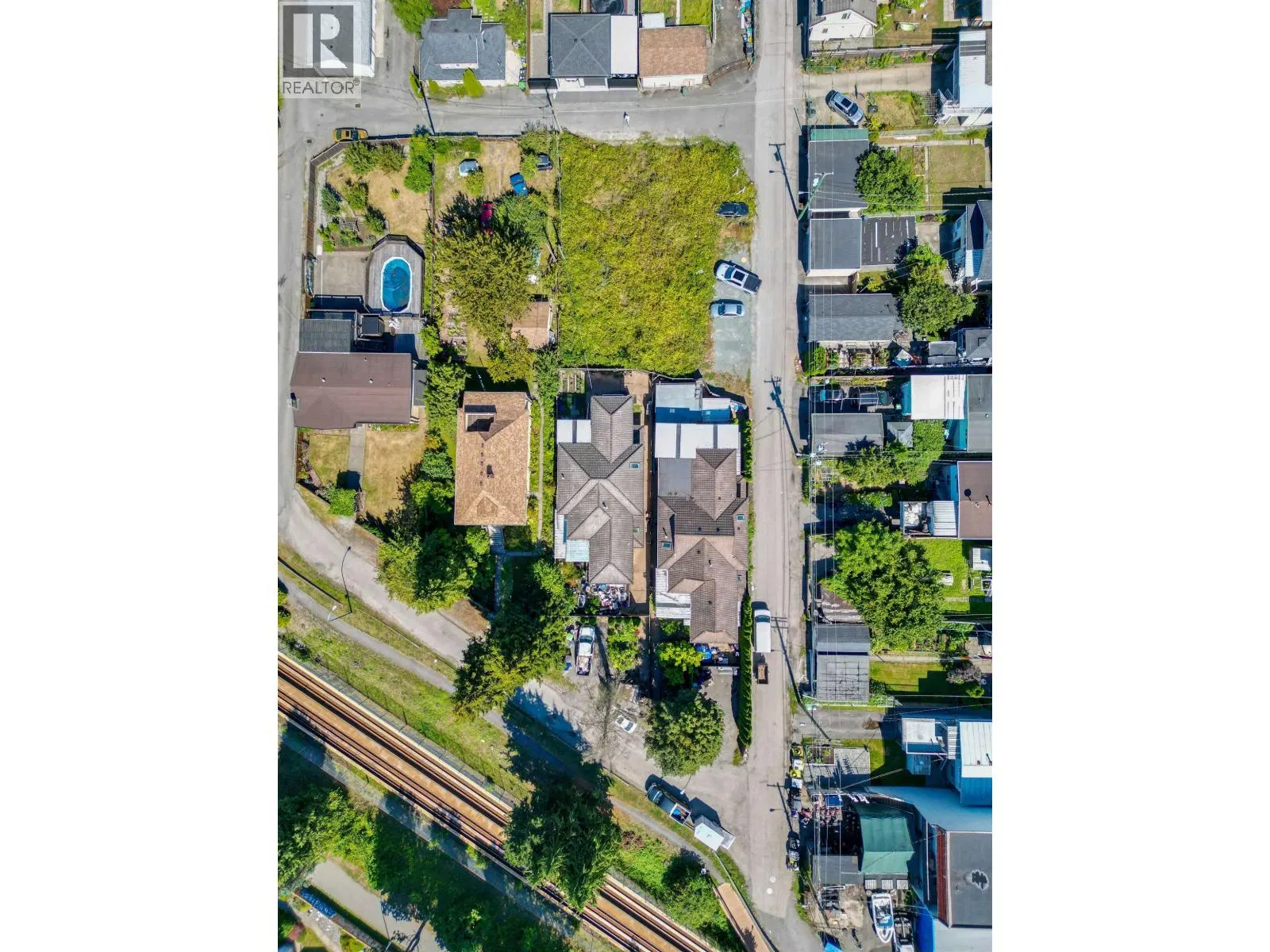 Photo 2 of 12 at 2669 VANNESS Avenue
