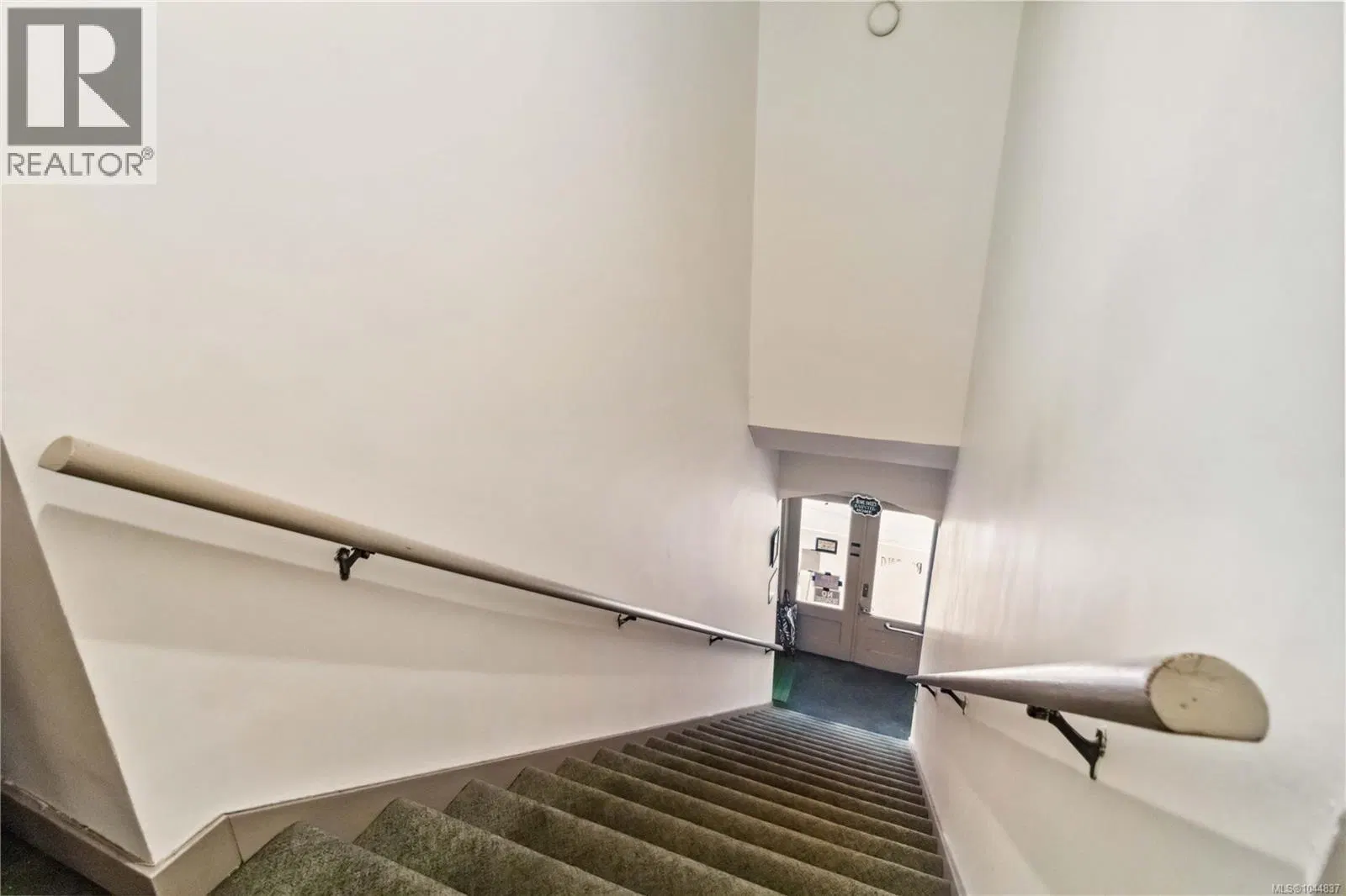 Photo 4 of 14 at 1612 Quadra Street