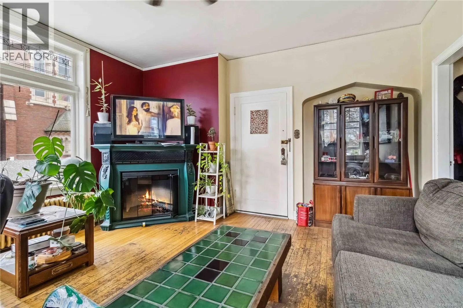 Photo 5 of 14 at 1612 Quadra Street