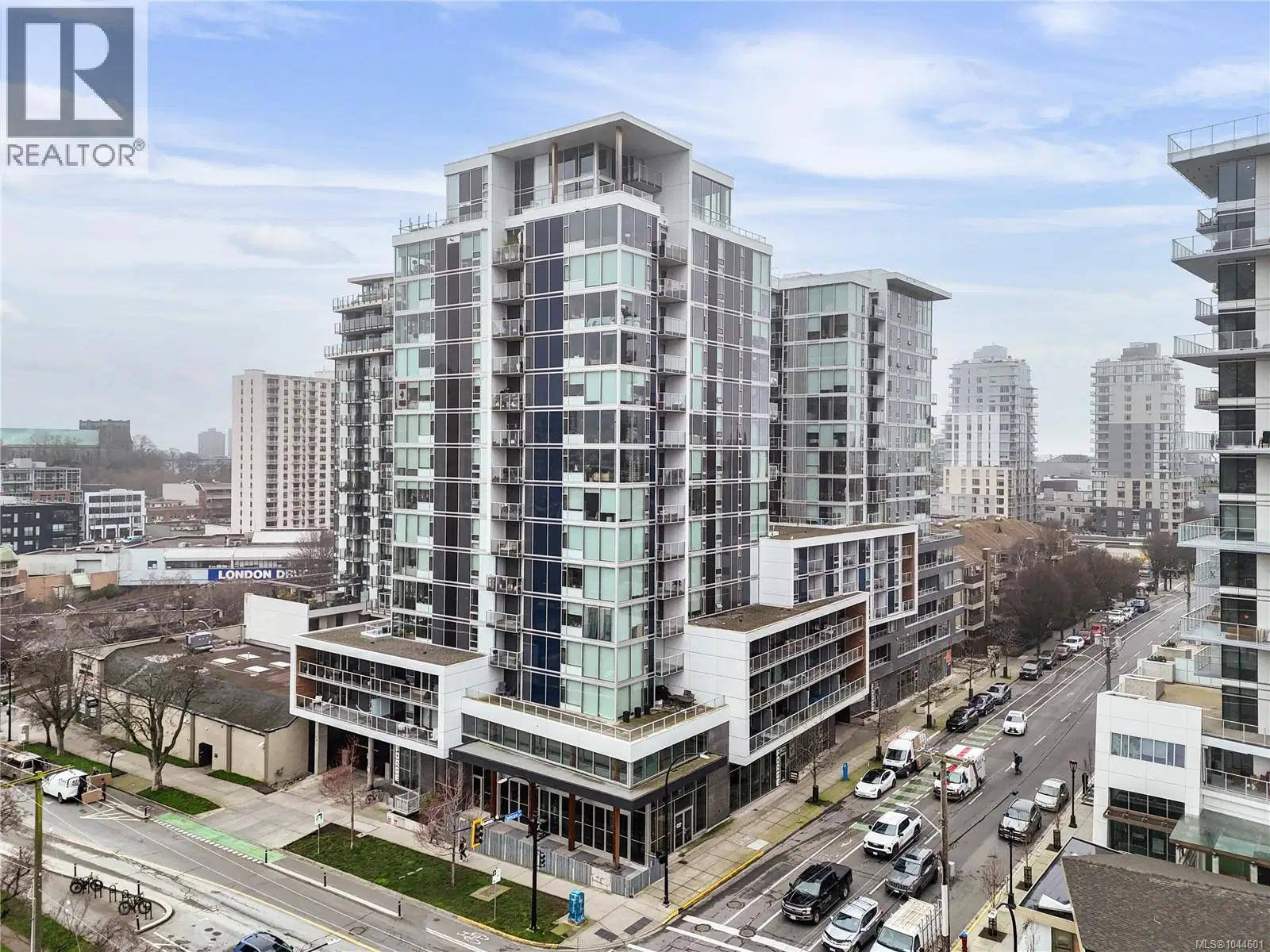 #213 – 989 Johnson Street