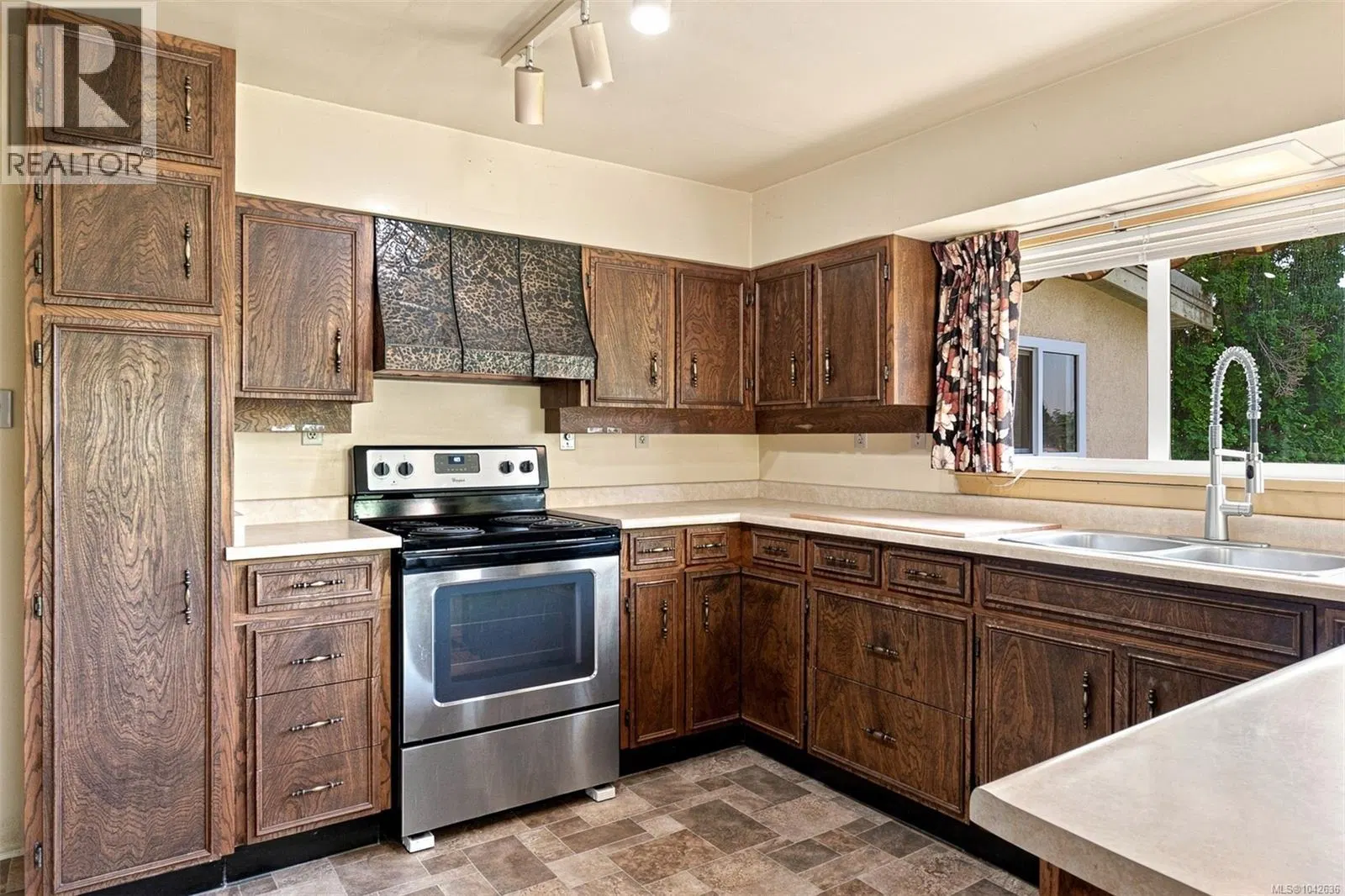 Photo 3 of 44 at 950 Dunn Avenue