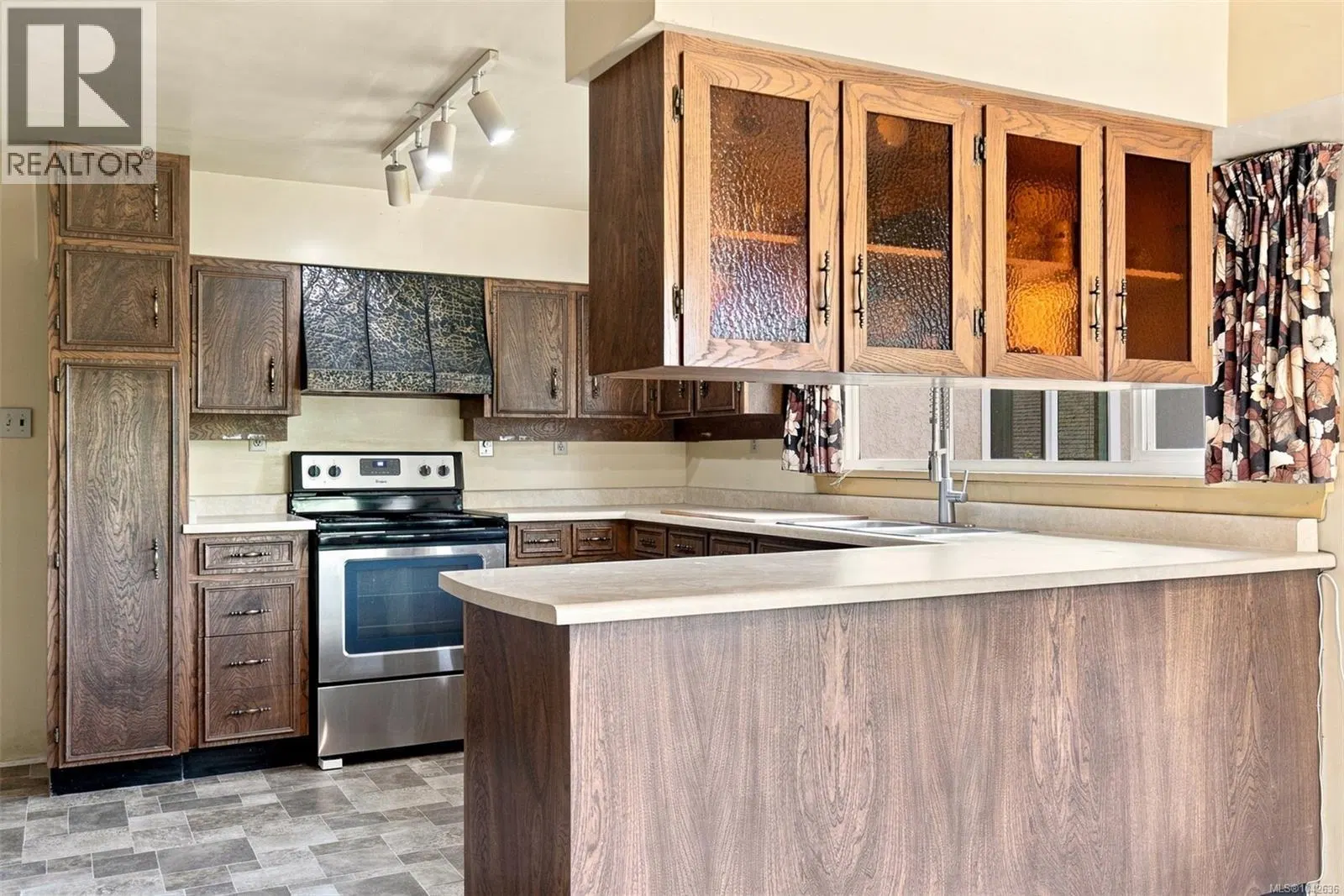 Photo 5 of 44 at 950 Dunn Avenue