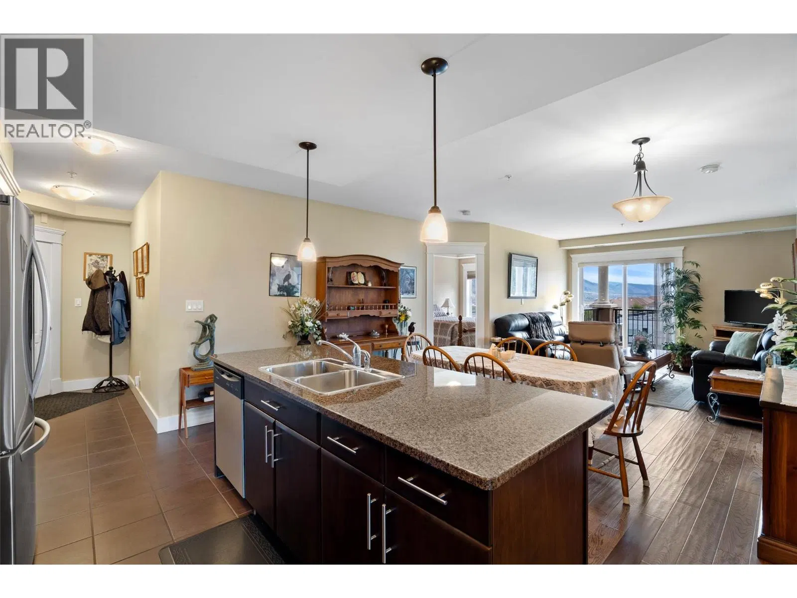 Photo 4 of 22 at #606 – 975 Victoria Street