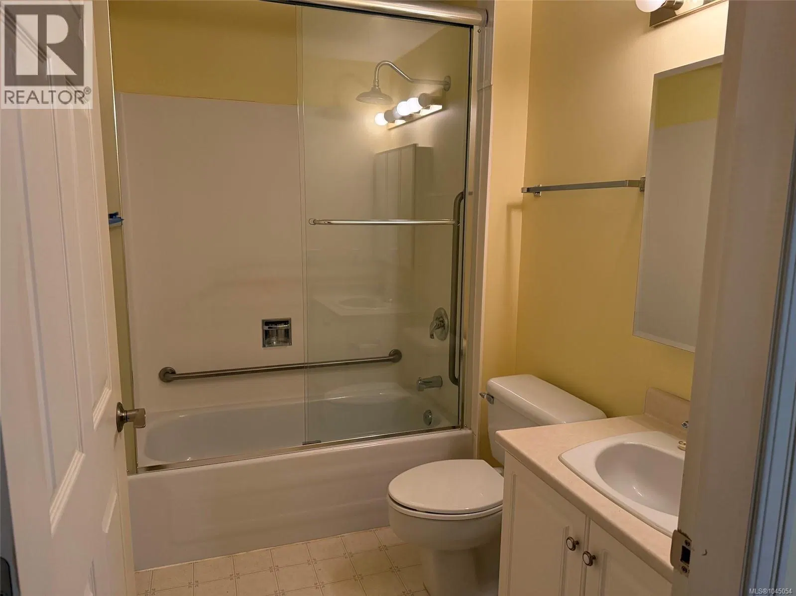 Photo 4 of 15 at #204 – 2045 Carrick Street