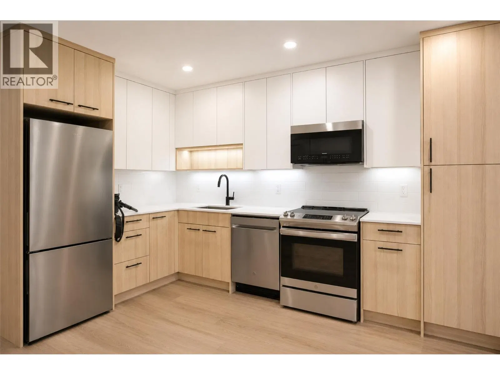 Photo 3 of 23 at #409 – 1380 Pridham Avenue