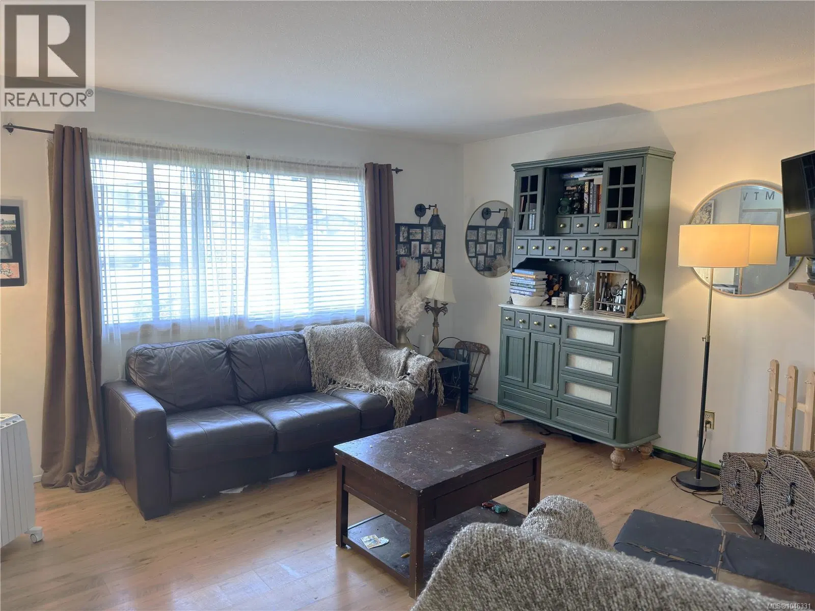 Photo 2 of 12 at 693 Wedgewood Crescent