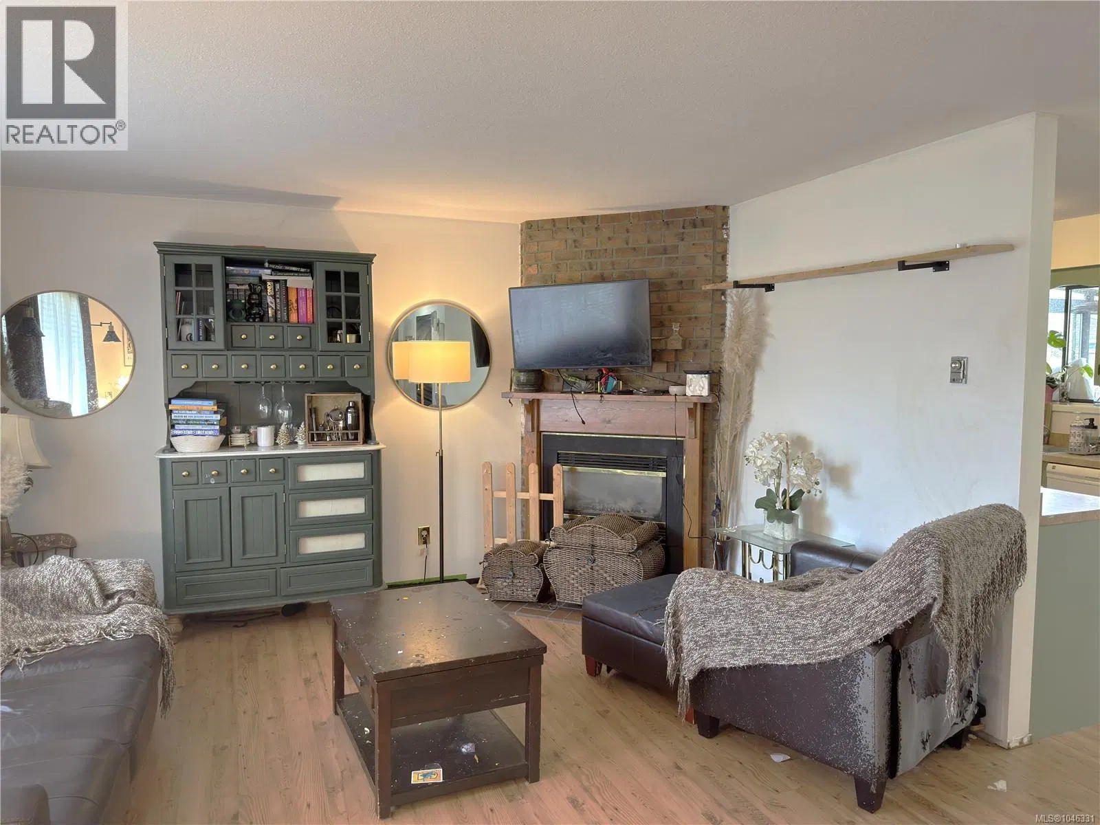 Photo 3 of 12 at 693 Wedgewood Crescent