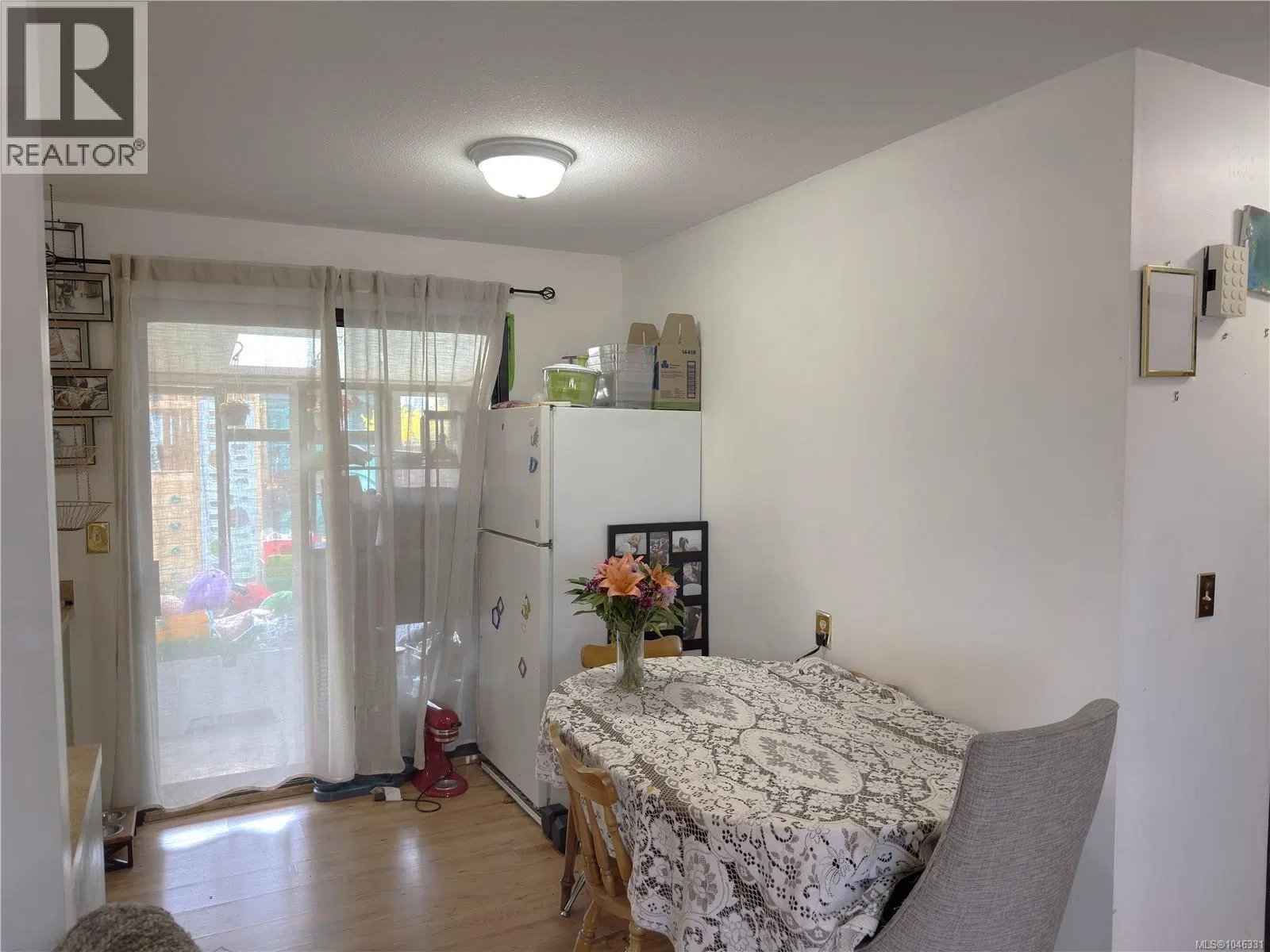 Photo 4 of 12 at 693 Wedgewood Crescent