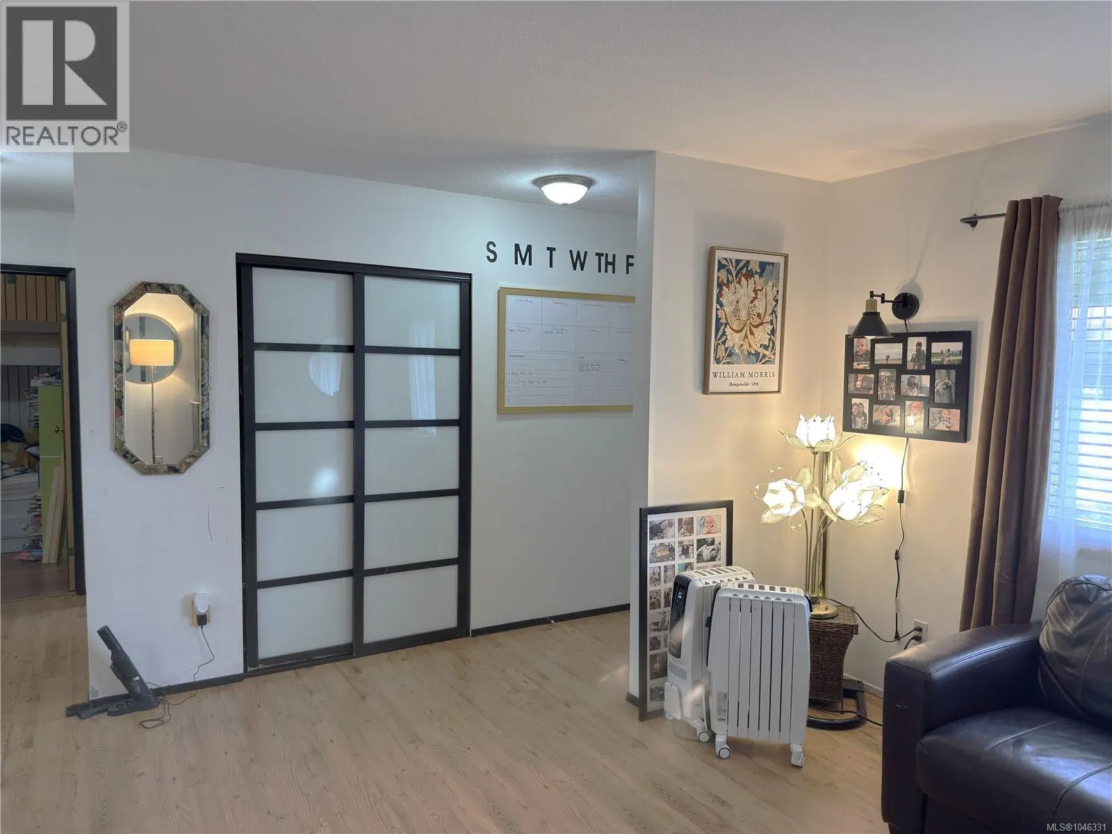 Photo 5 of 12 at 693 Wedgewood Crescent