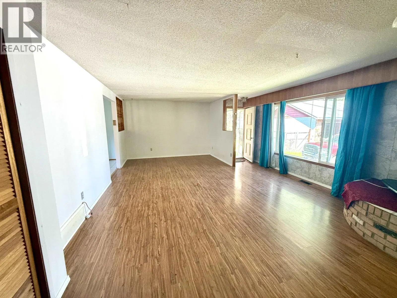 Photo 4 of 39 at 2855 SILVERCREST Road