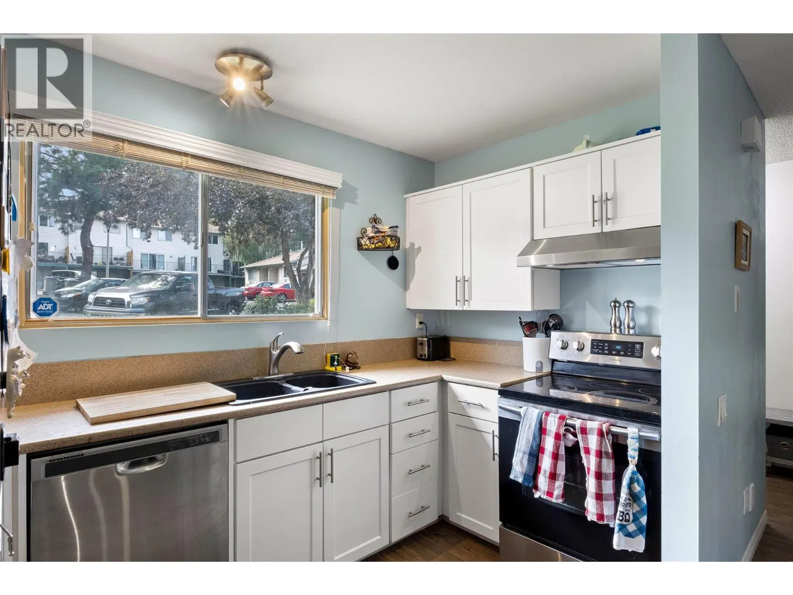 Photo 4 of 24 at #47 – 580 DALGLEISH Drive