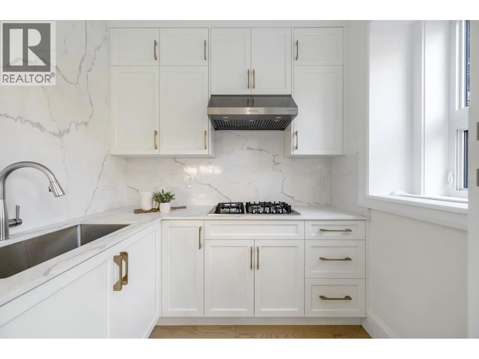 Photo 3 of 16 at 5081 CROWN Avenue