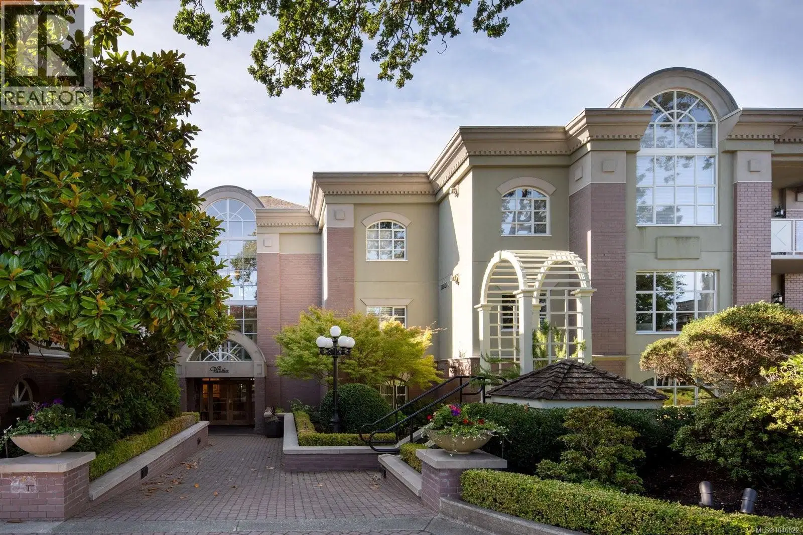 #203 – 2277 Oak Bay Avenue
