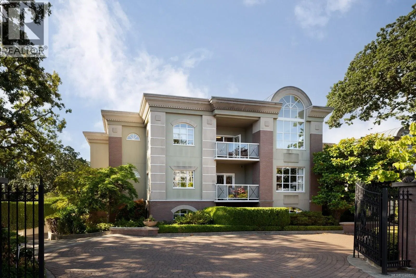 Photo 2 of 46 at #203 – 2277 Oak Bay Avenue