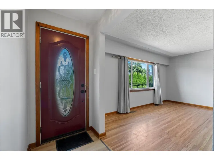 Photo 5 of 31 at 875 SURREY Avenue