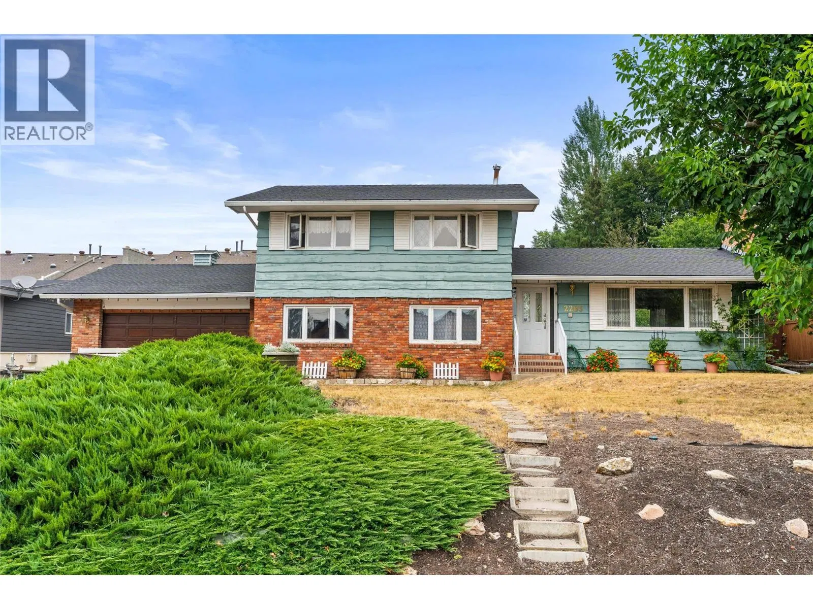 Photo 4 of 61 at 2203 23 Avenue