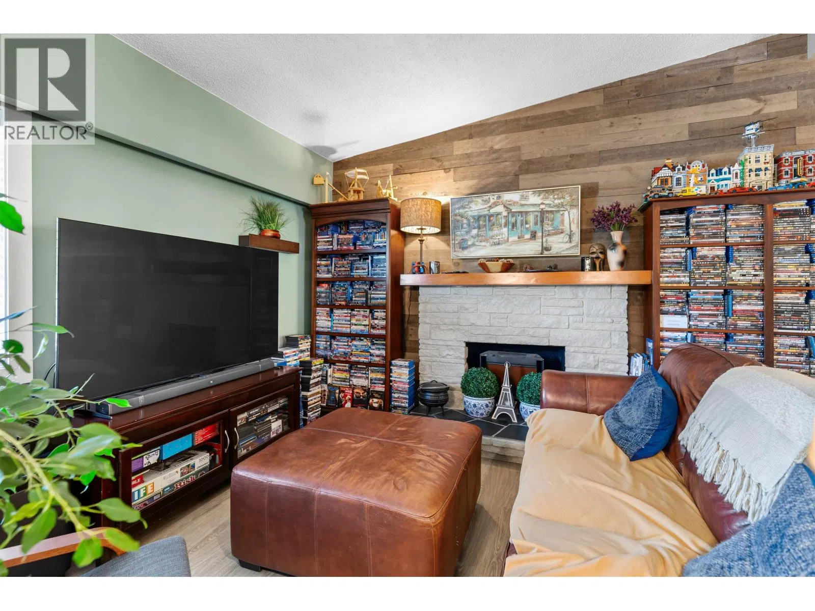 Photo 5 of 31 at 2760 HAMMOND Avenue