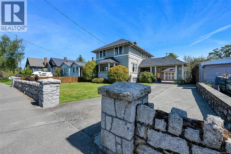 Photo 2 of 99 at 3107 Quadra Street