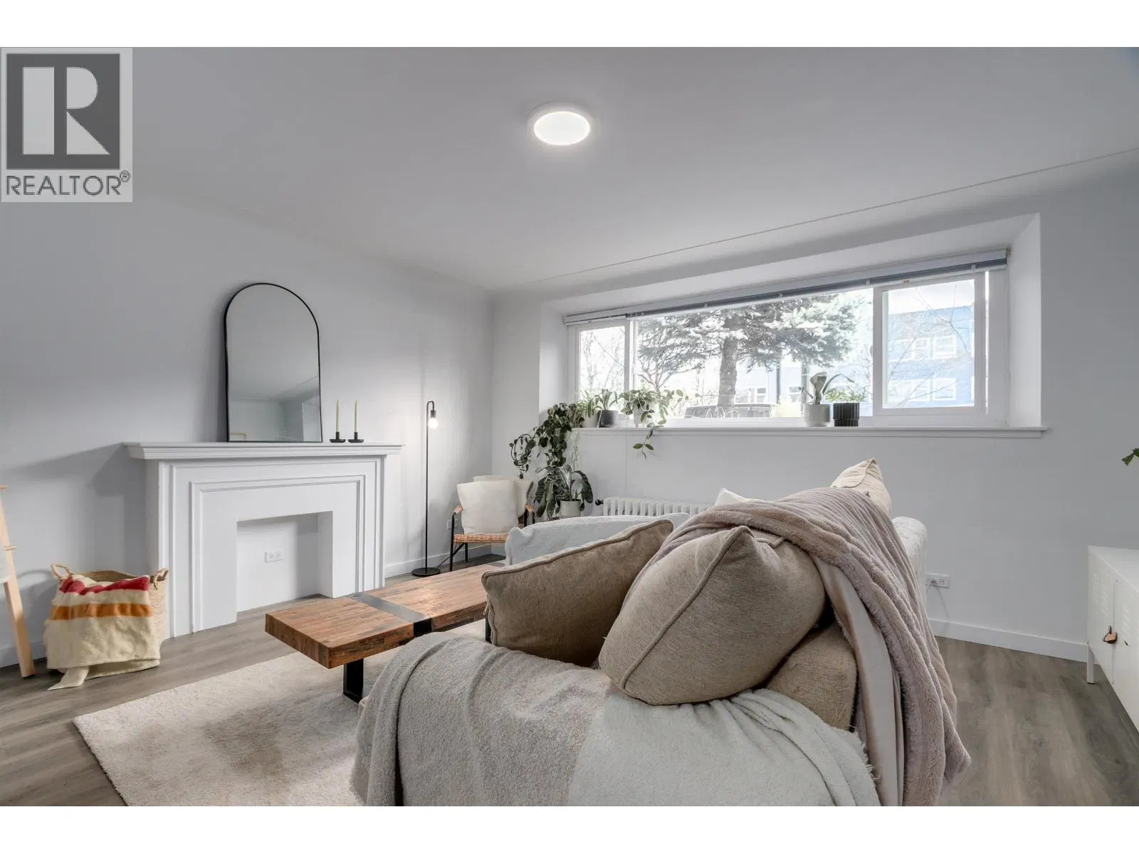Photo 4 of 19 at 3755 CAMBIE Street