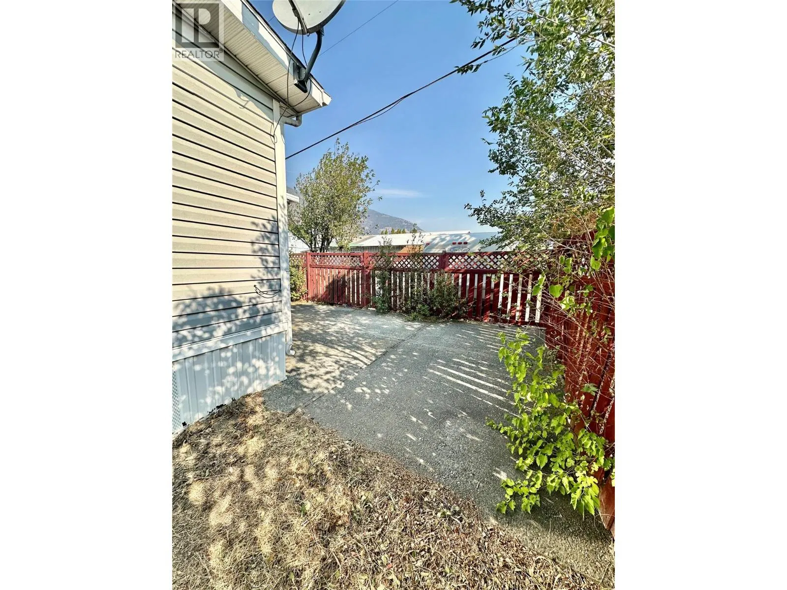 Photo 4 of 40 at 908 BLAKEBOROUGH Avenue