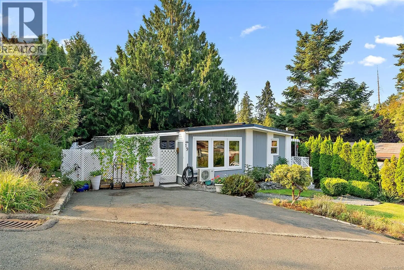 #19 – 2587 SELWYN Road