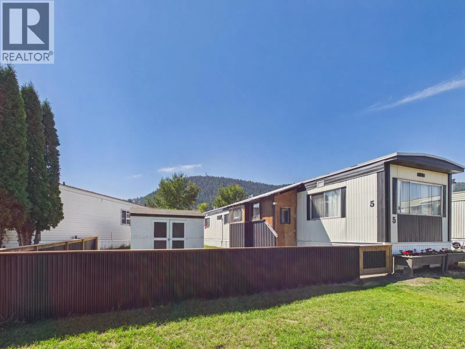 Photo 2 of 27 at #5 – 3001 MACKENZIE Avenue