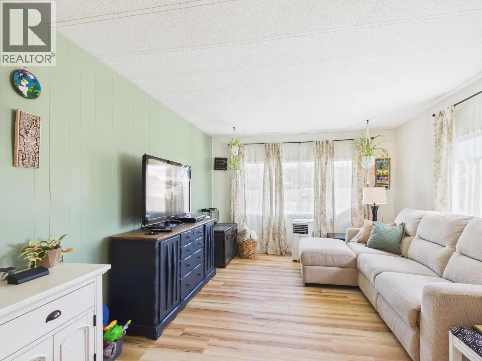 Photo 4 of 27 at #5 – 3001 MACKENZIE Avenue