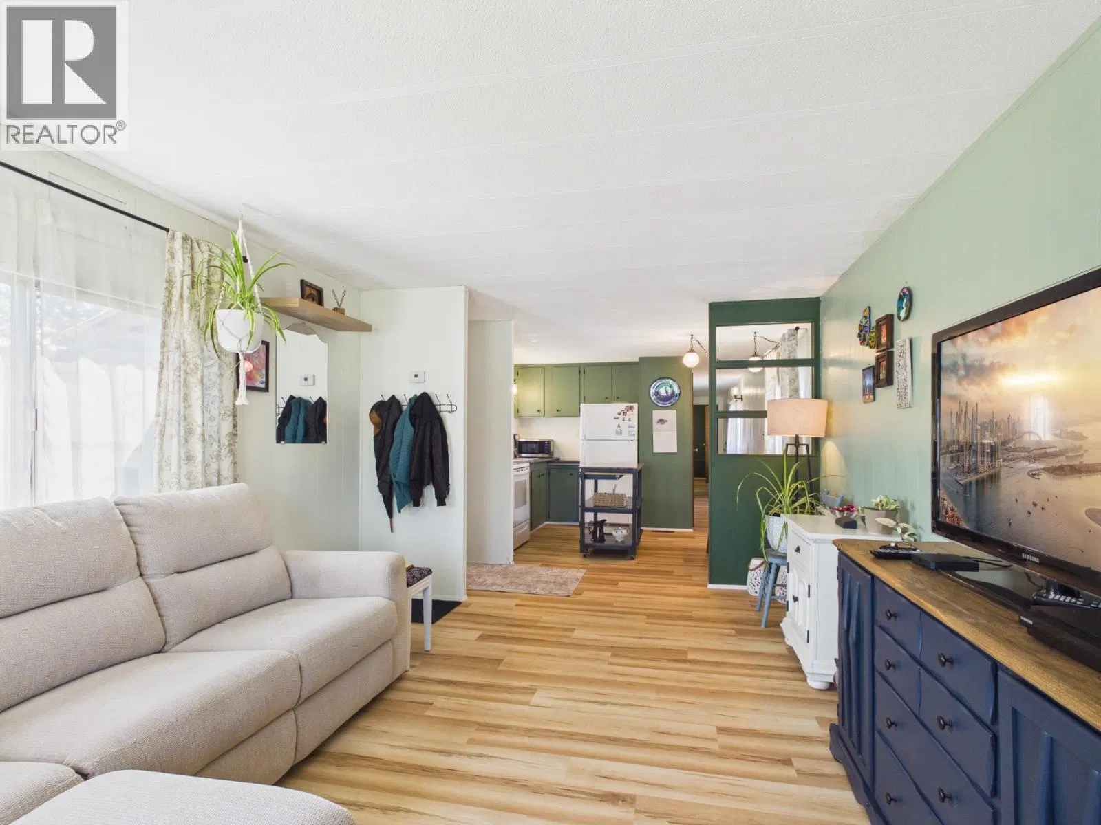 Photo 5 of 27 at #5 – 3001 MACKENZIE Avenue