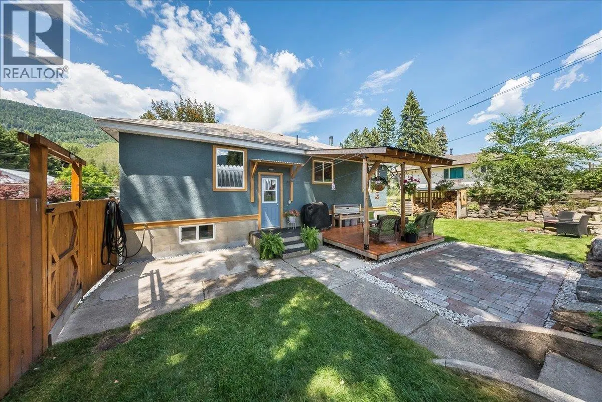 Photo 2 of 54 at 526 12TH Avenue