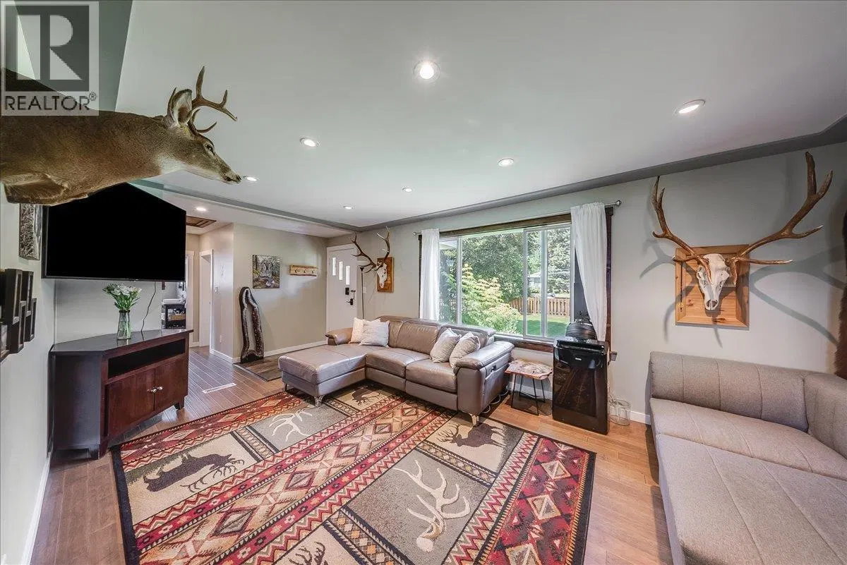 Photo 4 of 54 at 526 12TH Avenue