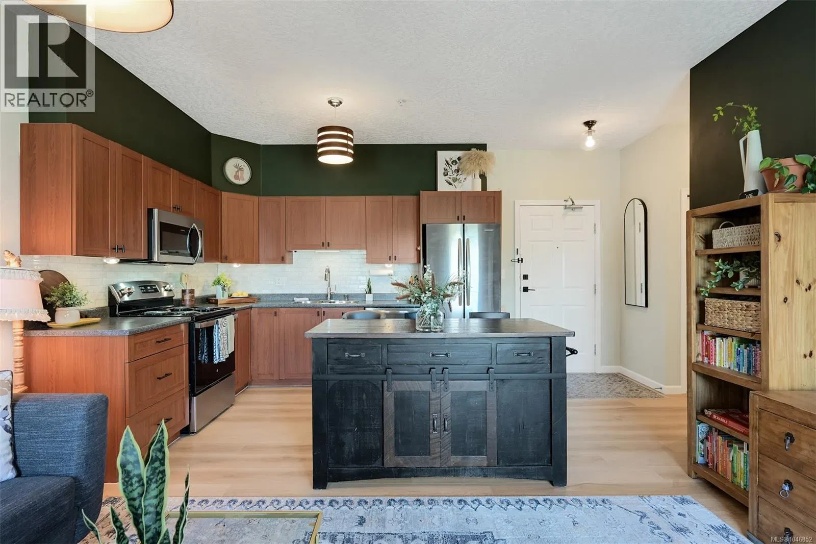 Photo 4 of 37 at #303 – 383 Wale Road